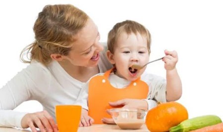 宝宝每天应该吃几次辅食？需要什么餐具？